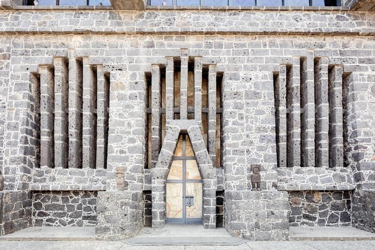 una pared de ladrillos con una puerta y una ventana