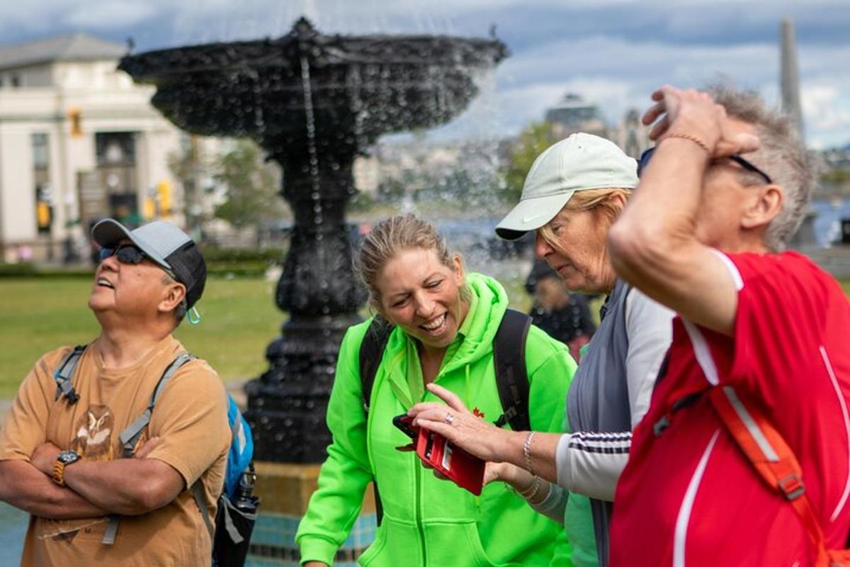 grupp naisi purskkaevu ees mobiiltelefoni vaatamas