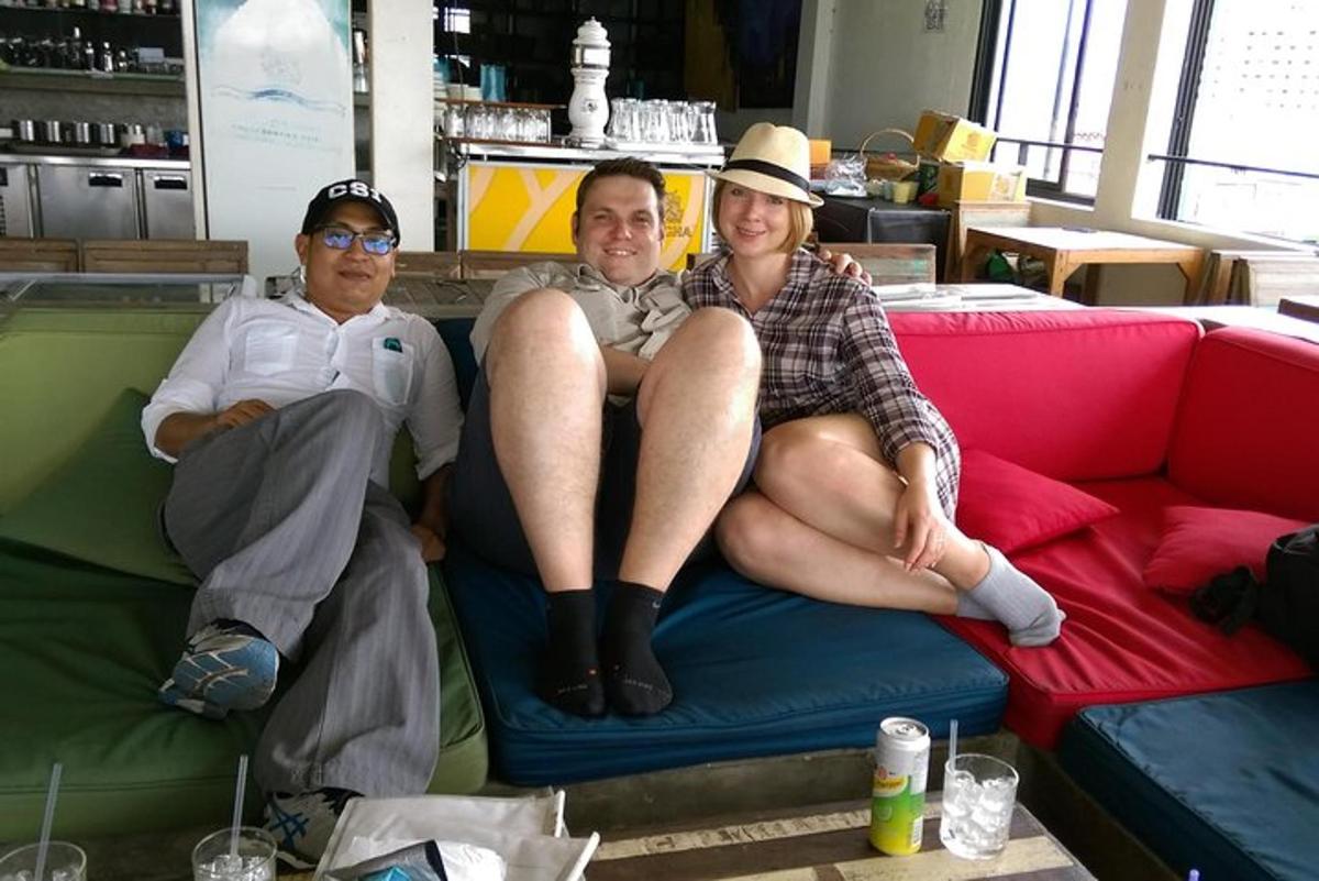 seorang lelaki dan seorang wanita duduk di atas sofa