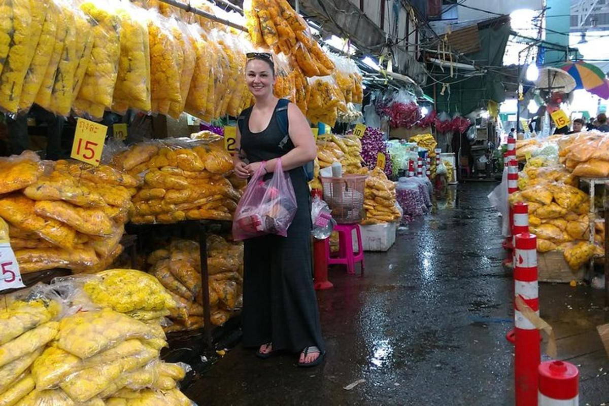 seorang wanita berdiri di pasar menjual makanan