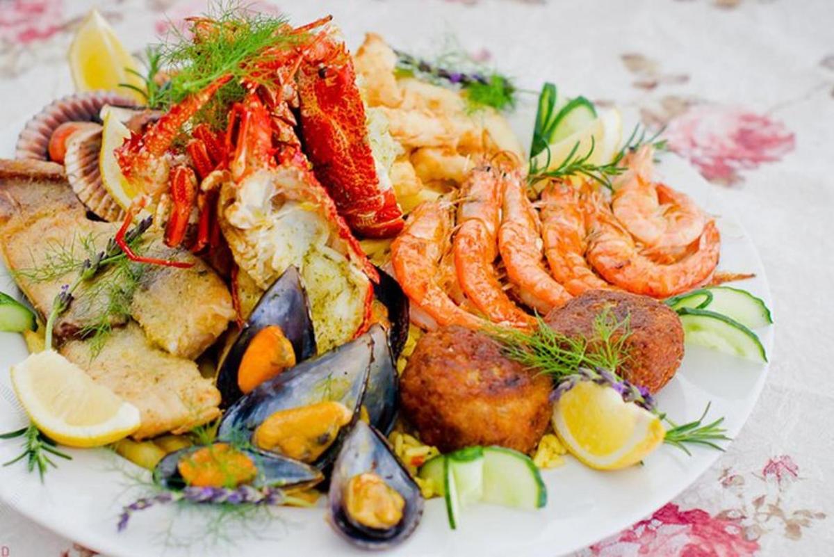 sepinggan makanan dengan makanan laut dan makanan lain