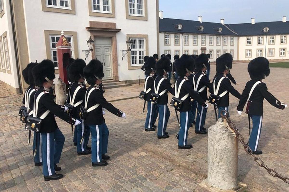 Skupina dívek v uniformách před budovou