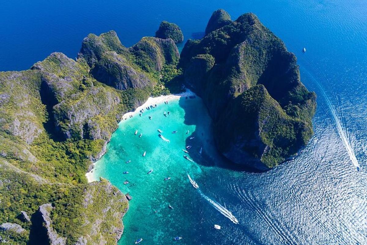 một góc nhìn từ trên không của một bãi biển với làn nước trong xanh