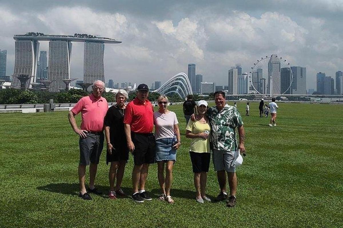 um grupo de pessoas posando para uma foto em um parque