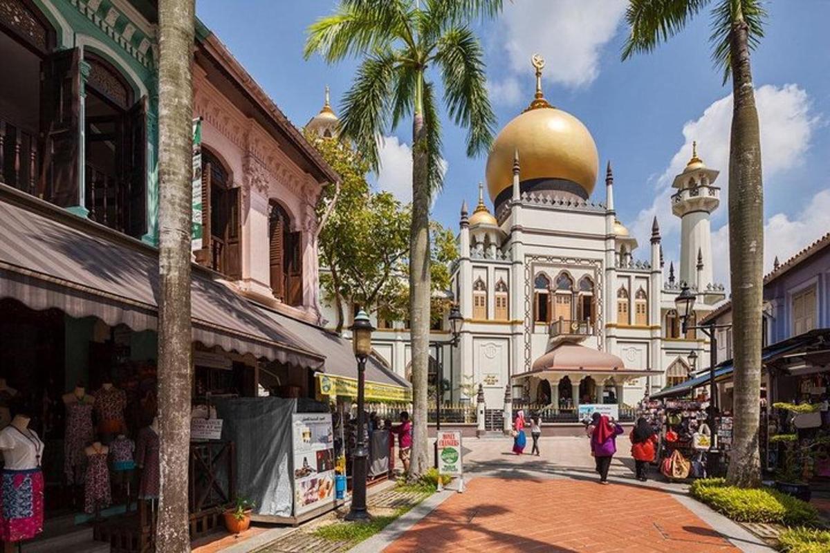 um grande edifício com uma cúpula dourada em uma rua