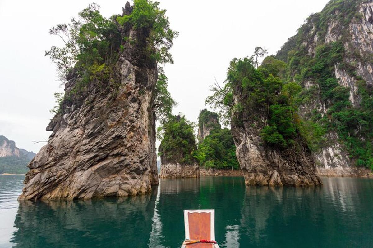 bot di dalam air di hadapan formasi batu