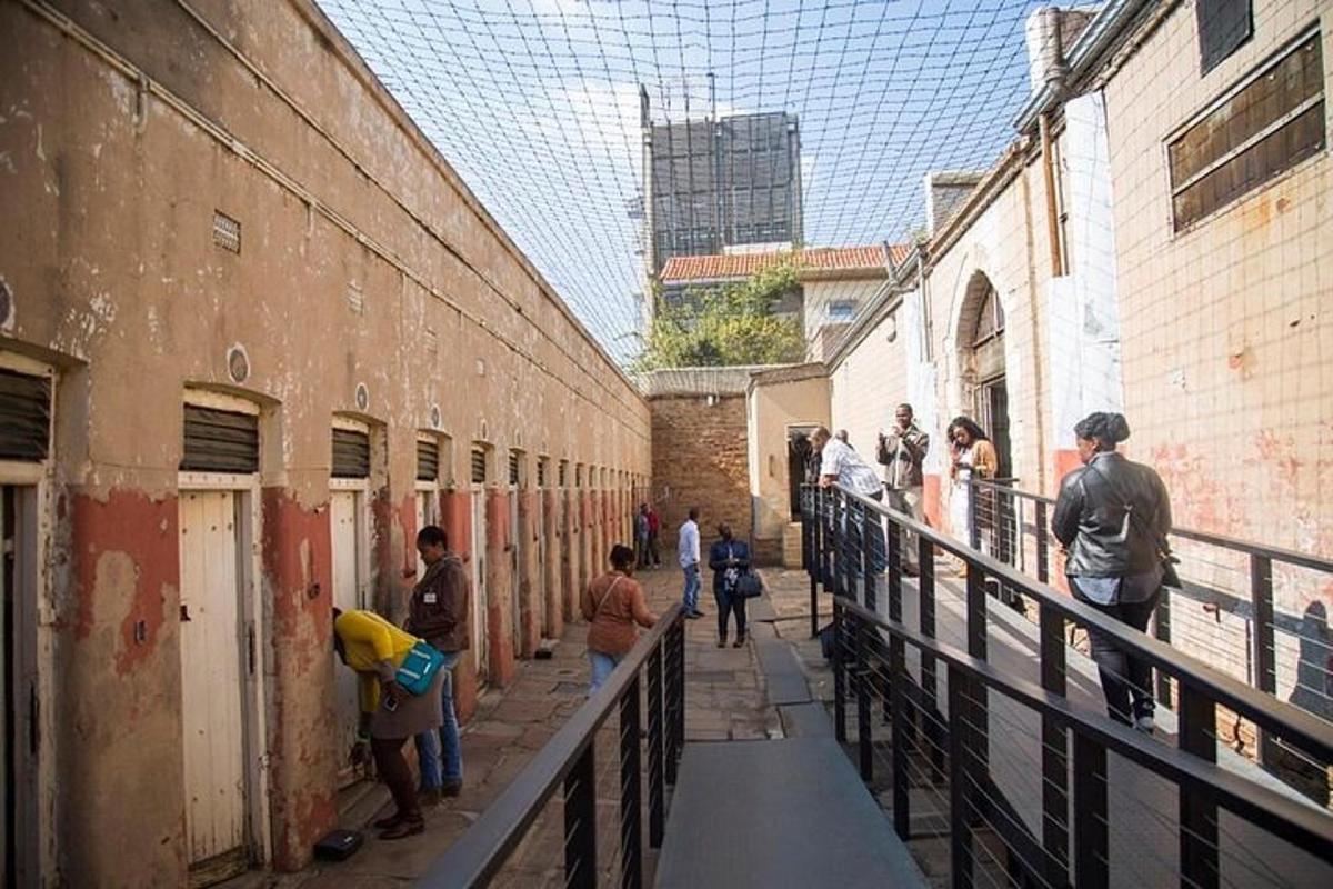 Un grupo de personas paradas en un callejón