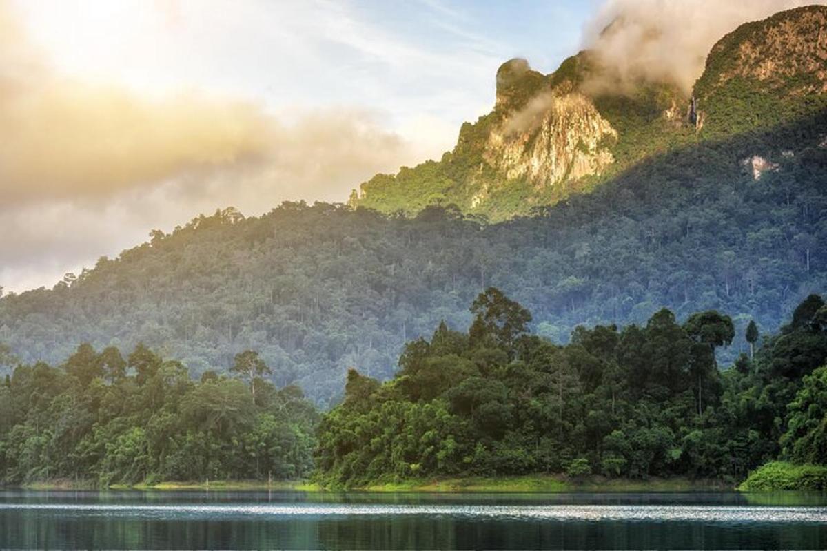 gunung dengan tasik di hadapannya