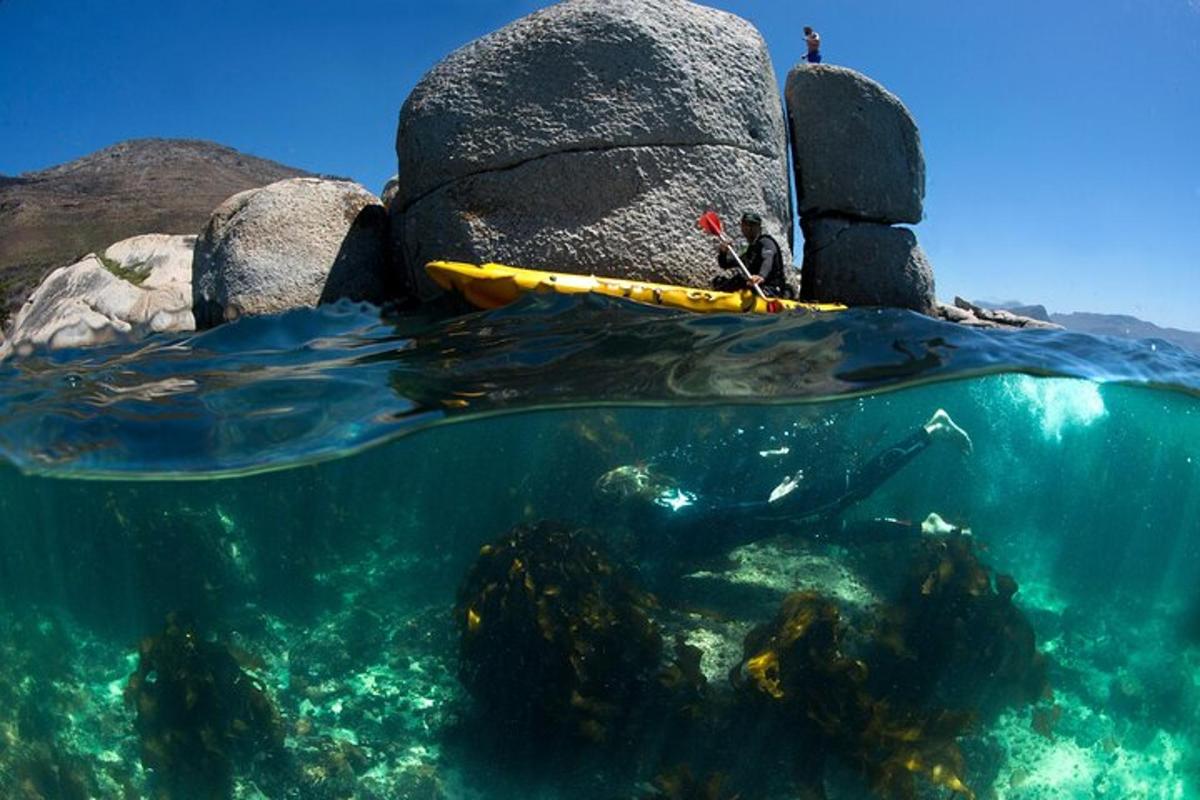una persona en un kayak en el agua cerca de las rocas