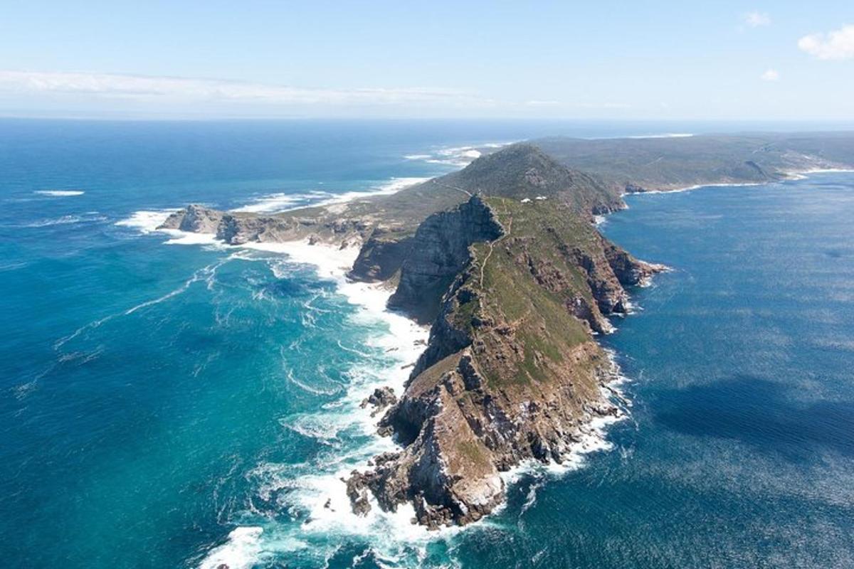 una vista aérea de una isla en el océano