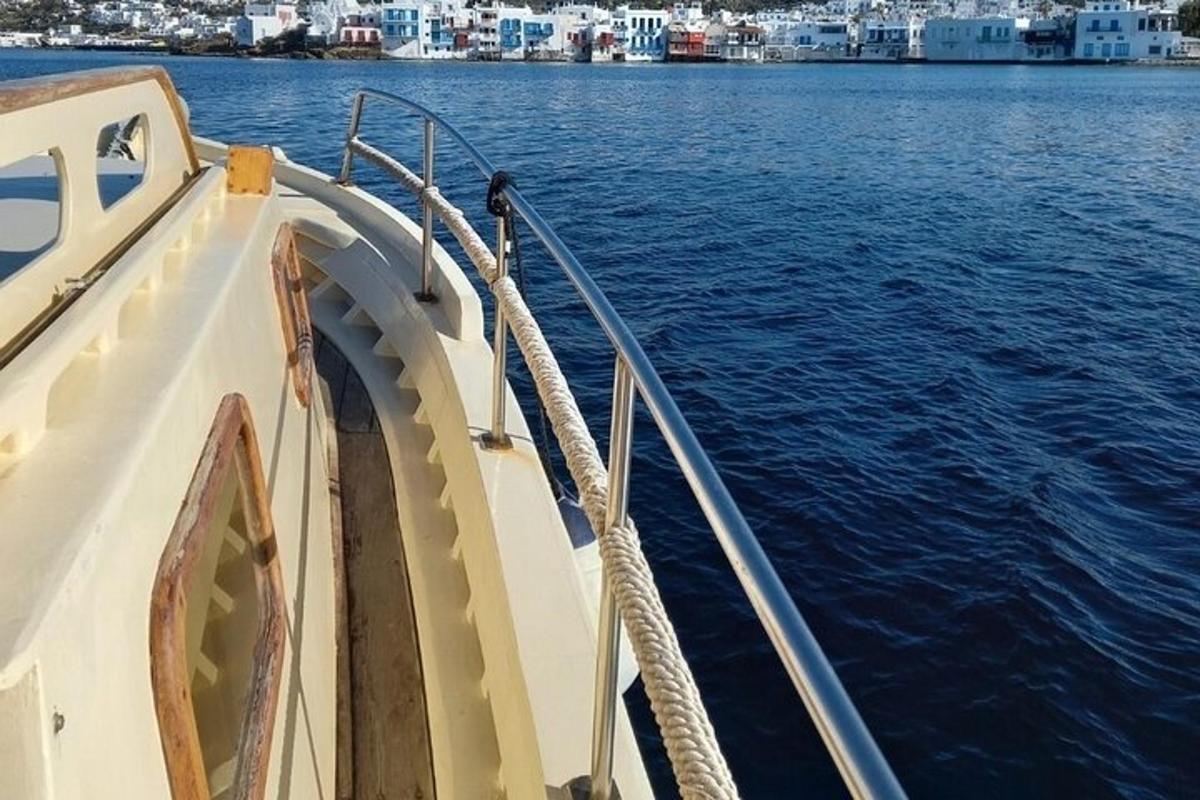 egy csónak kötéllel a vízen