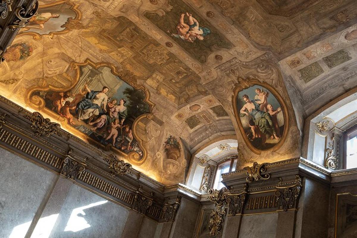 uma sala com pinturas no teto de um edifício