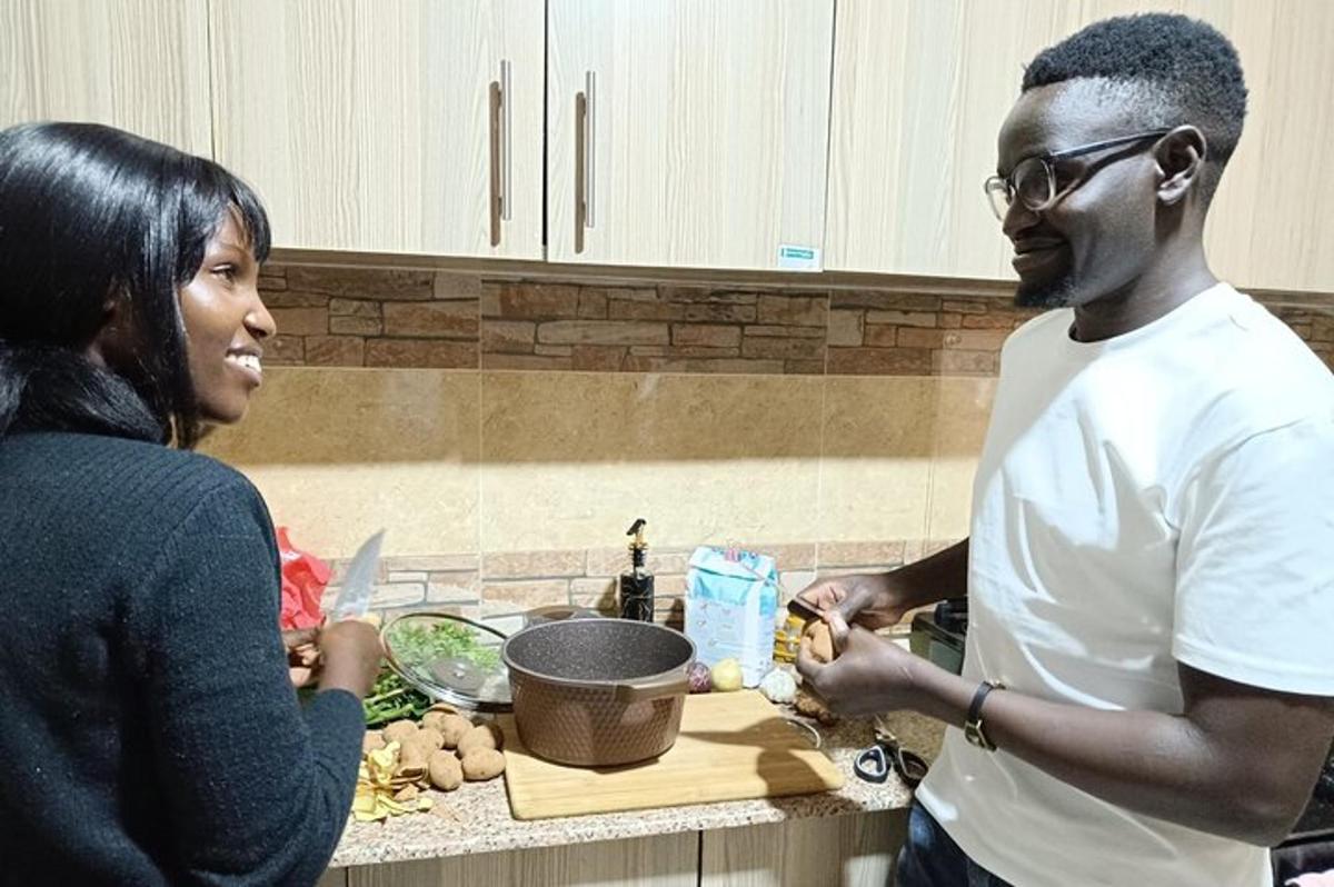 un uomo e una donna in cucina che preparano il cibo