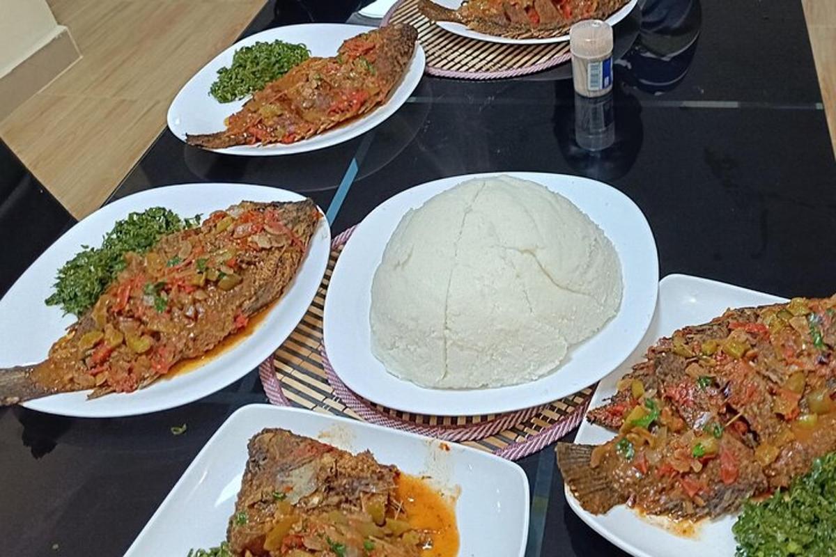 laud, mille peal on toidutaldrikud
