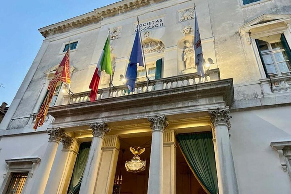 egy épület, amelynek erkélyén különböző zászlók vannak