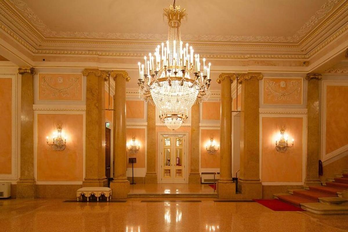 una grande stanza con un lampadario in un edificio