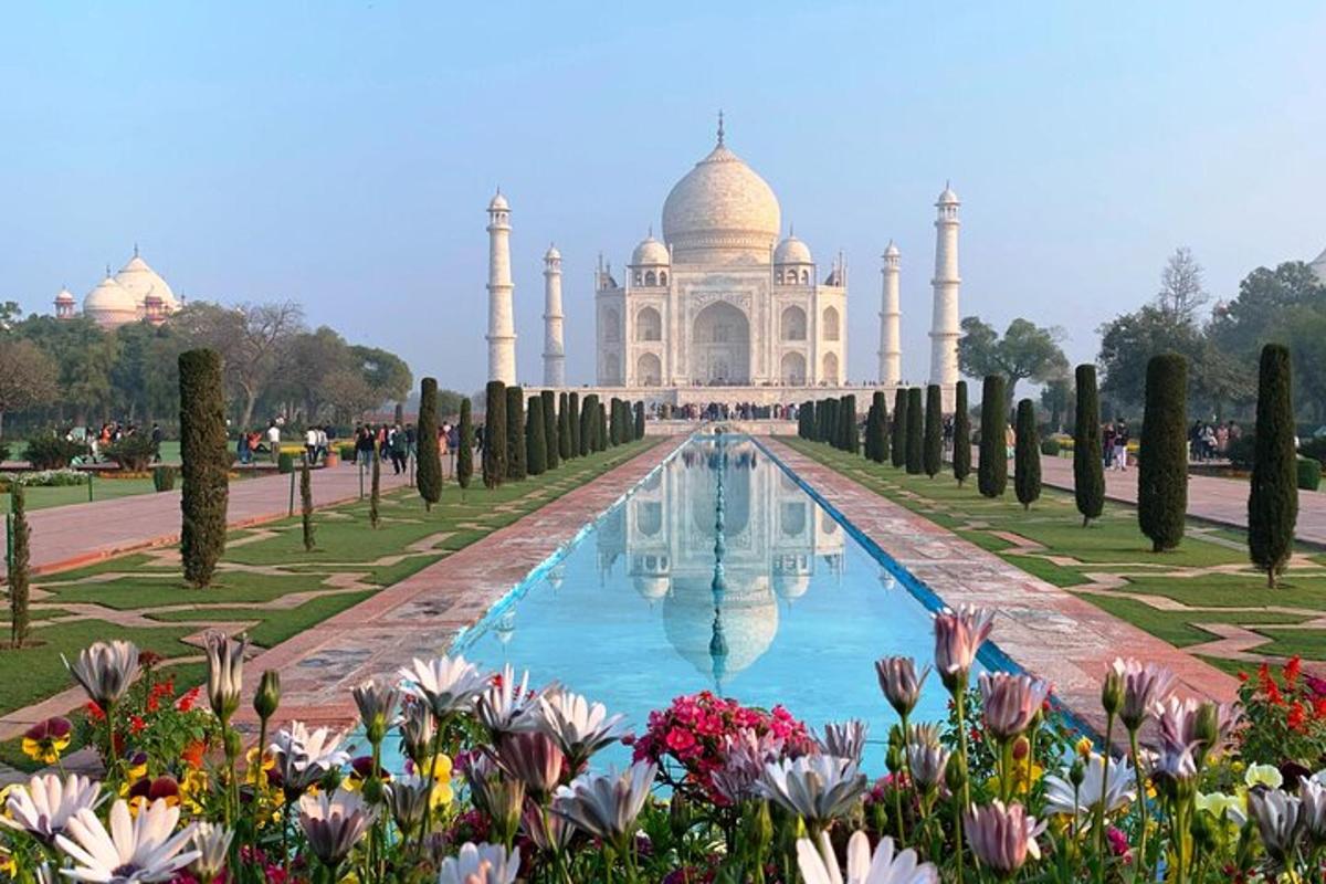 Útsýni yfir Taj Mahal með blómum fyrir framan