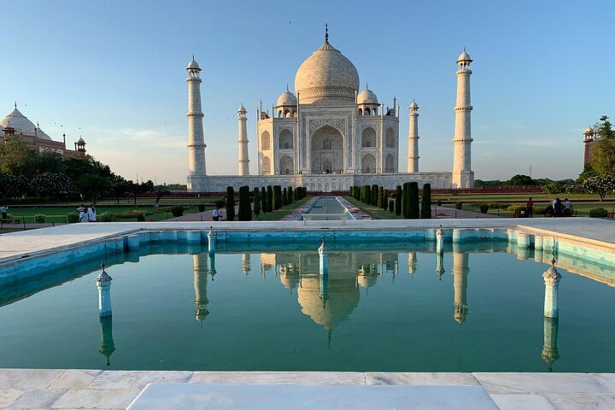 Útsýni yfir Taj Mahabalipuram með sundlaug fyrir framan