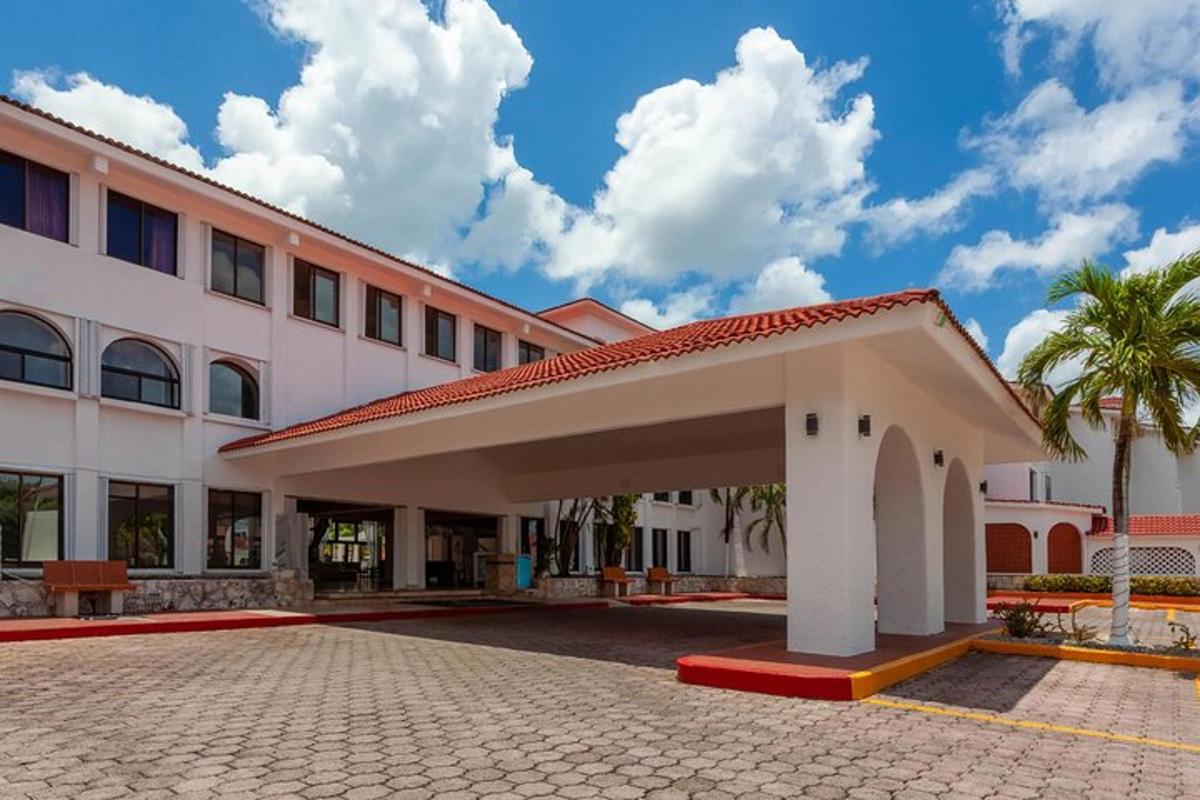 um grande edifício com um pavilhão na frente