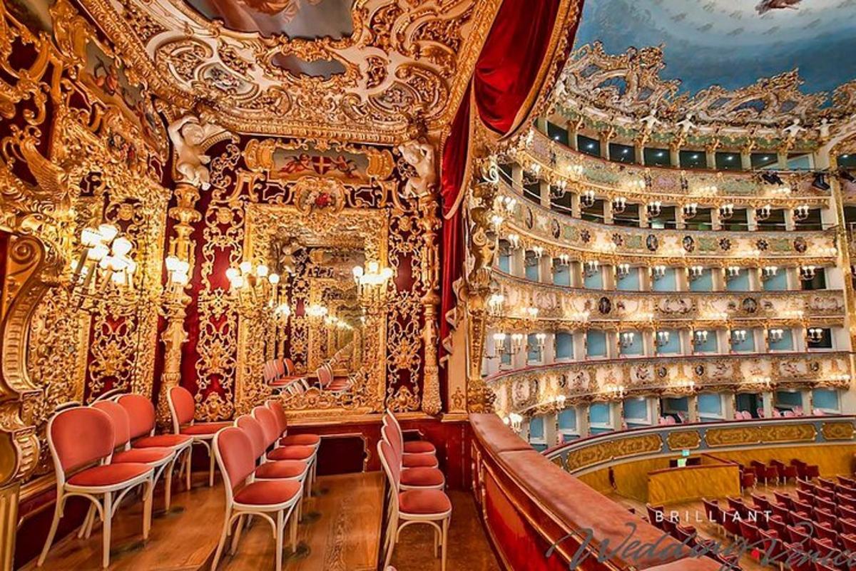 un teatro decorato con sedie e un palco