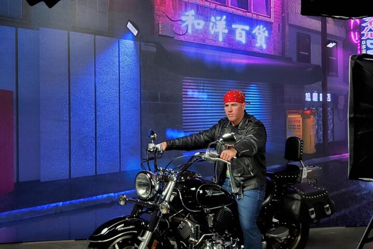 muž sedící na motorce na pódiu