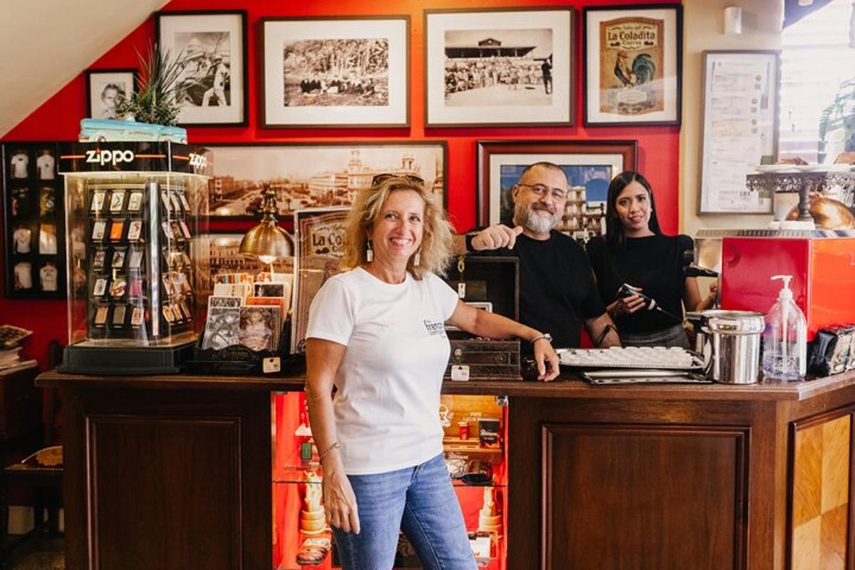 una donna in piedi al bancone di una caffetteria