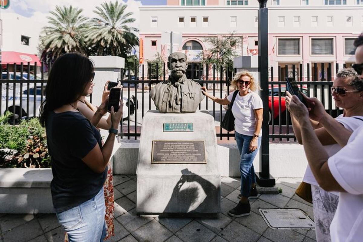 un gruppo di persone che scatta foto di una statua
