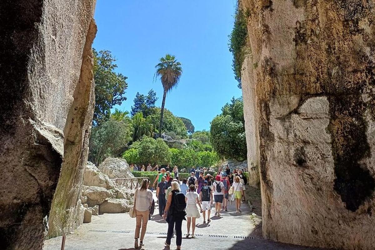 μια μεγάλη ομάδα ανθρώπων που περπατούν μέσα από μια σπηλιά