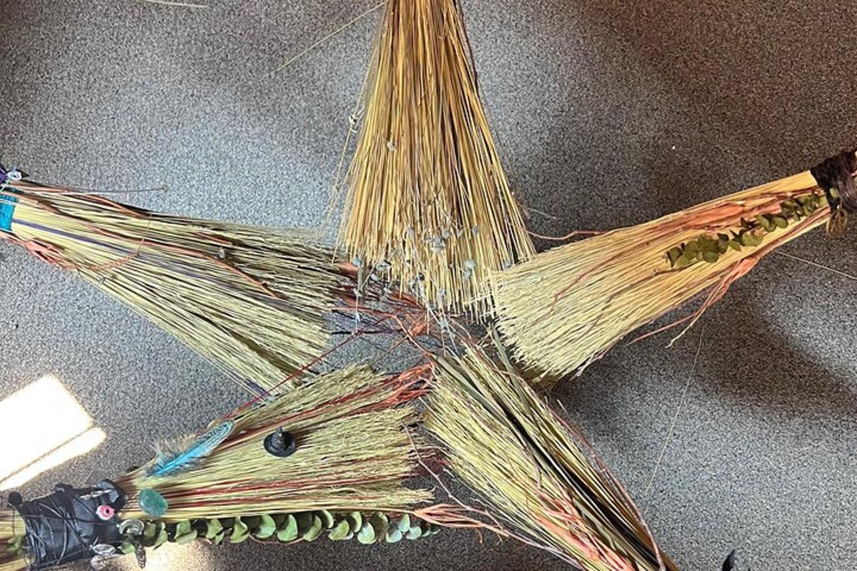 un mucchio di pasta appeso al soffitto