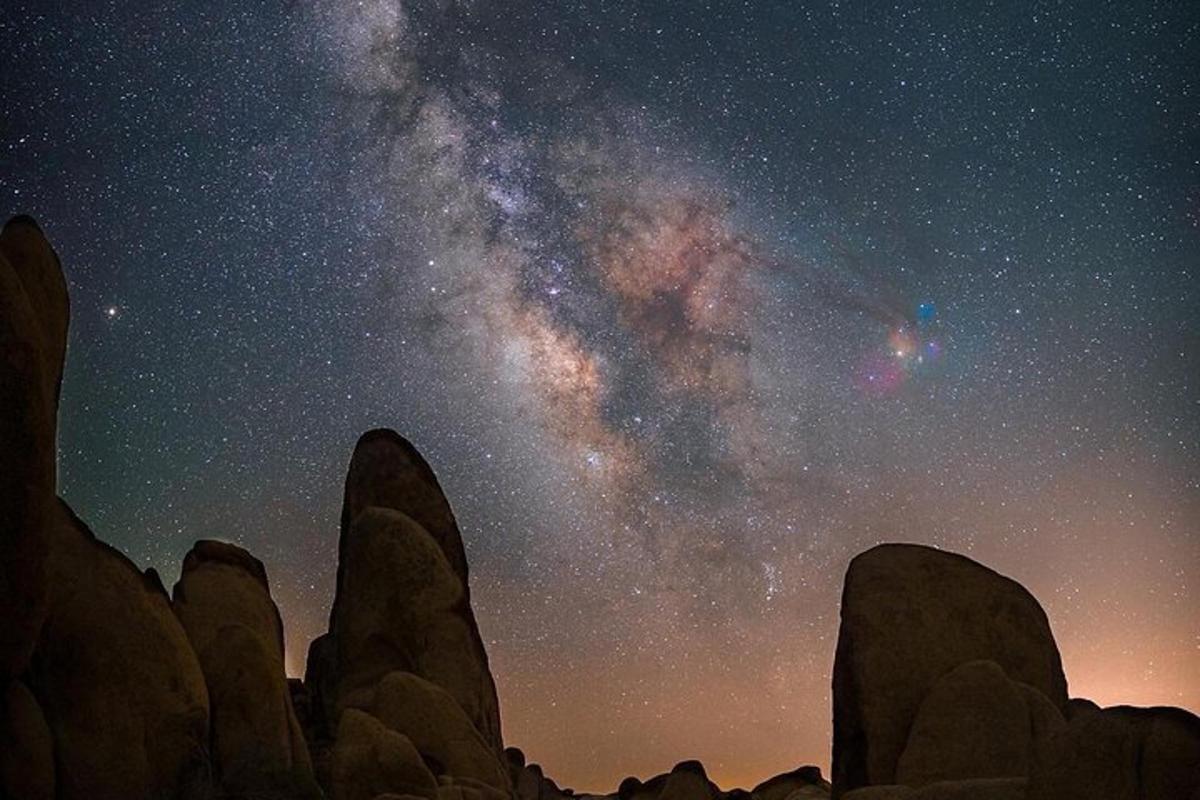 una notte stellata con la Via Lattea nel cielo