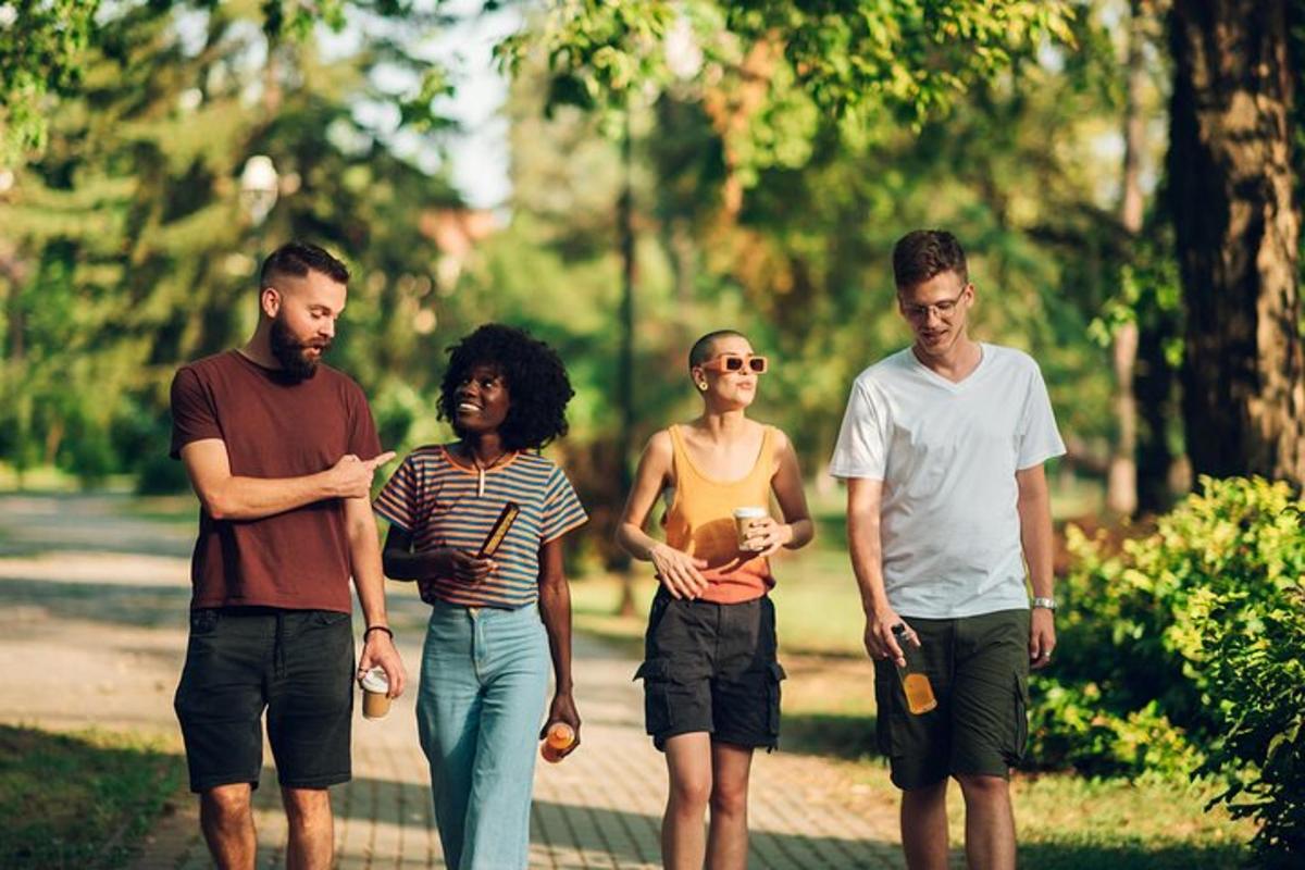 um grupo de pessoas caminhando por um caminho
