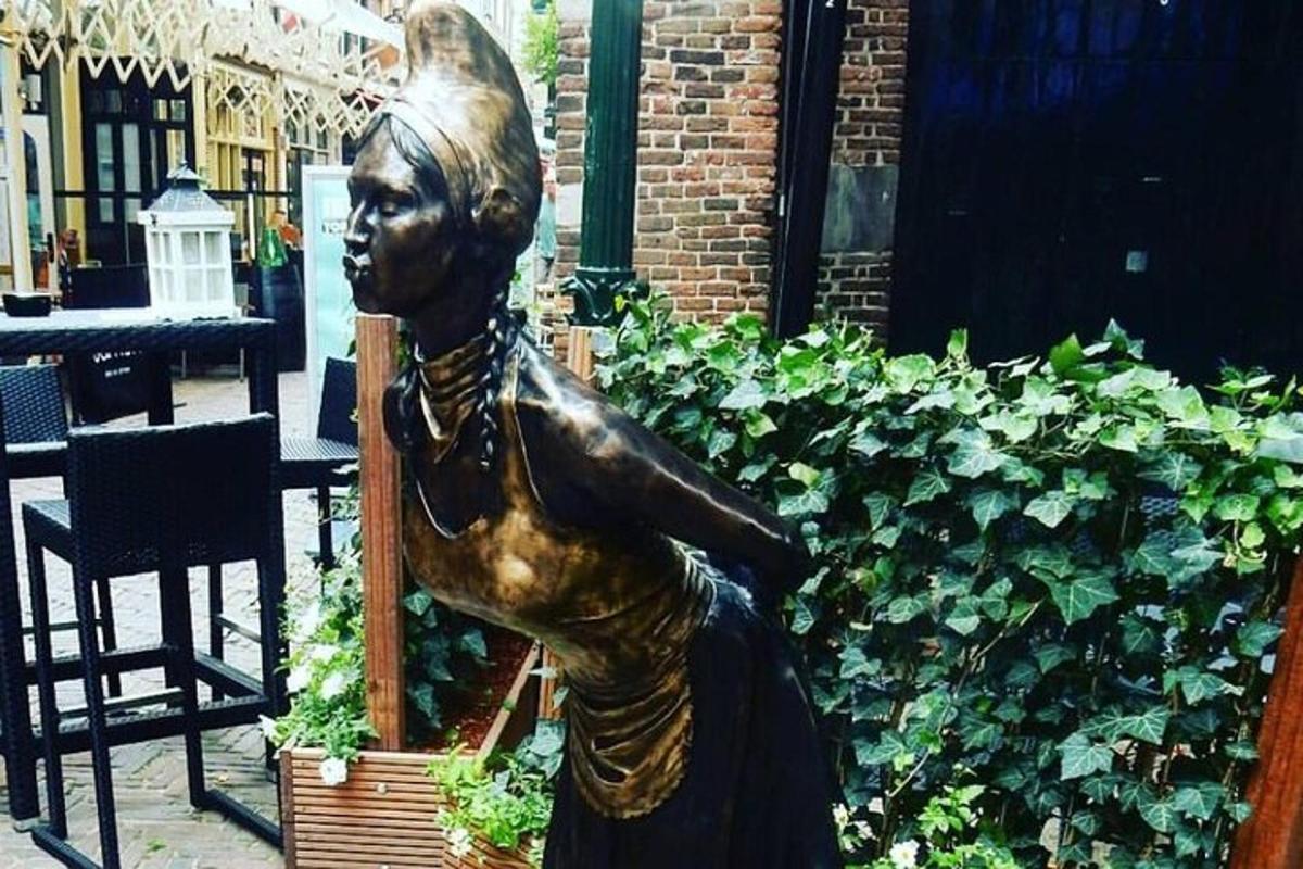 una estàtua de bronze d'una dona amb vestit