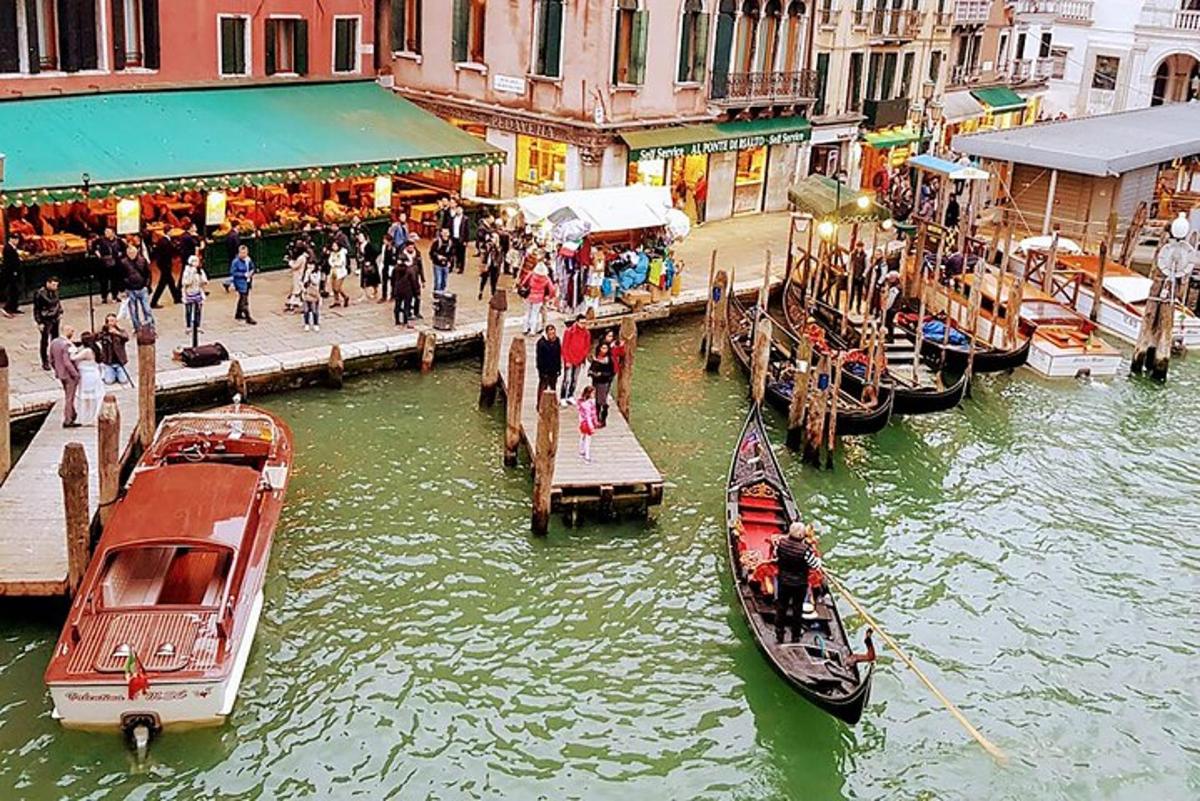 un gruppo di barche attraccate a un molo in un canale