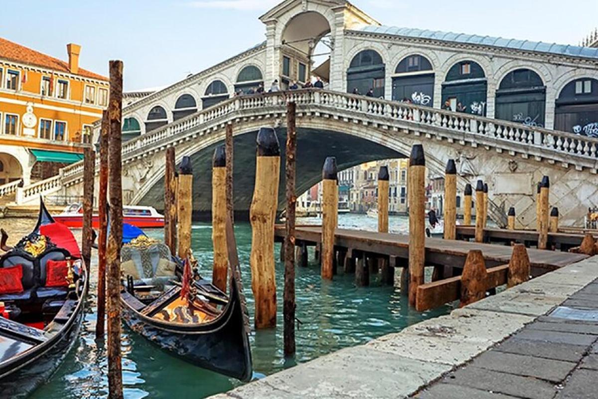 un ponte e due gondole in acqua vicino a un molo