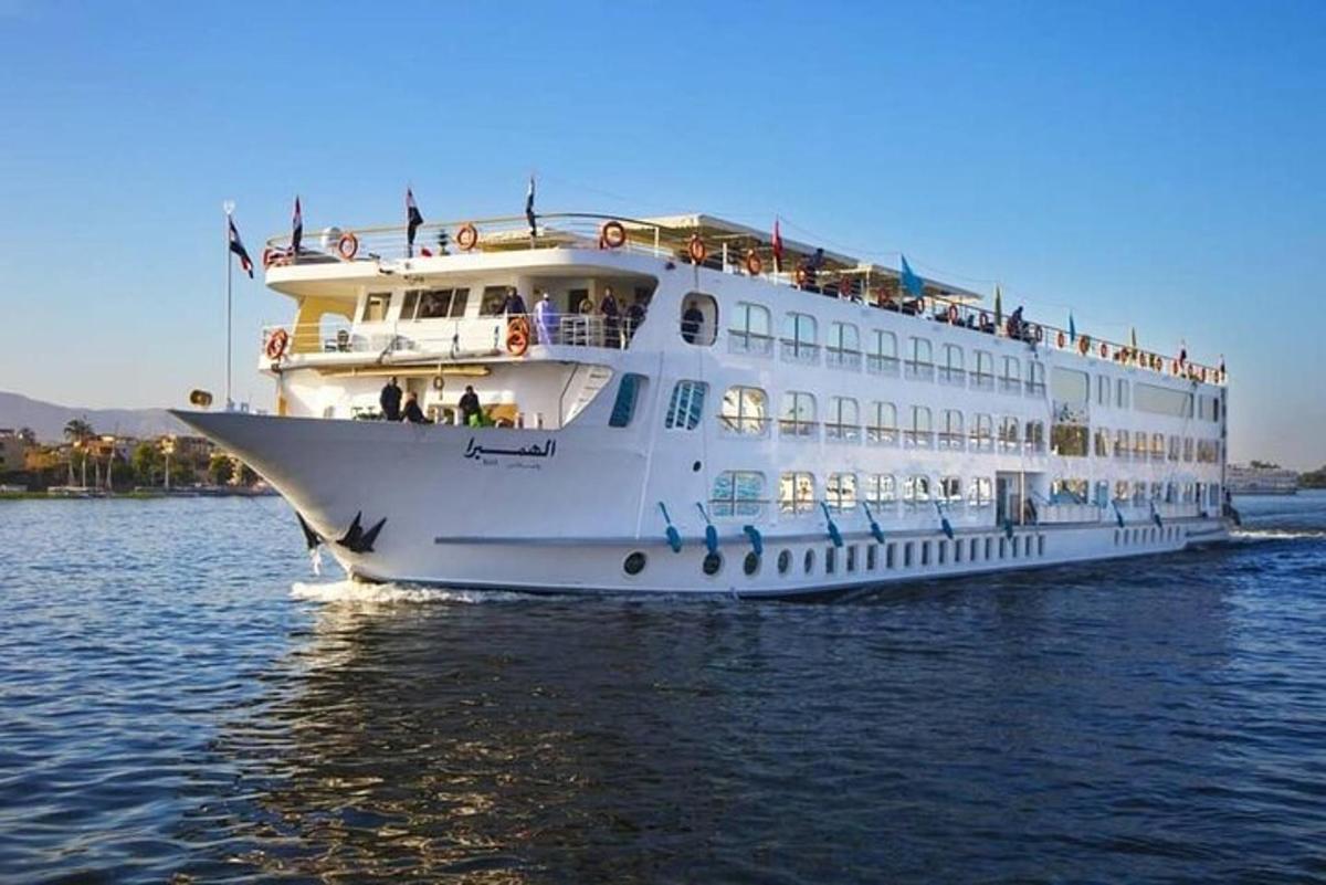 una nave da crociera con persone a bordo in acqua