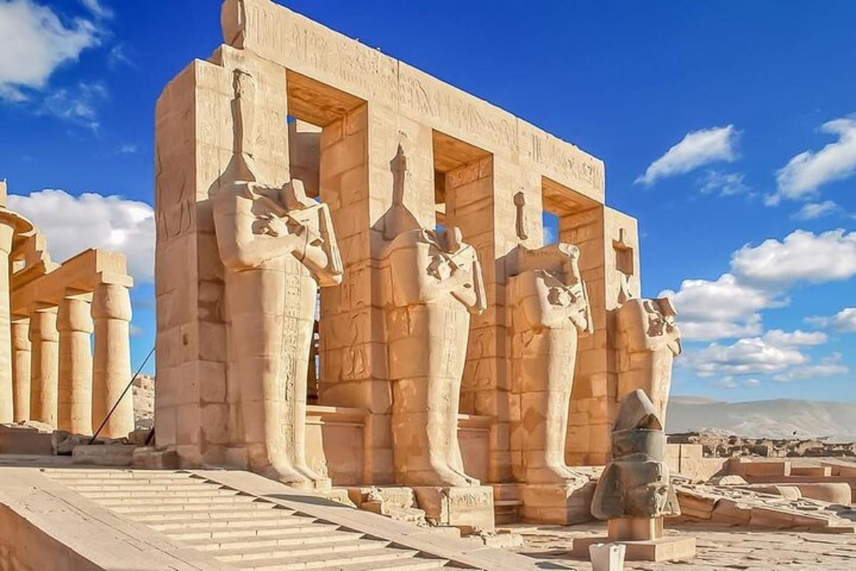 un edifici amb estàtues al costat