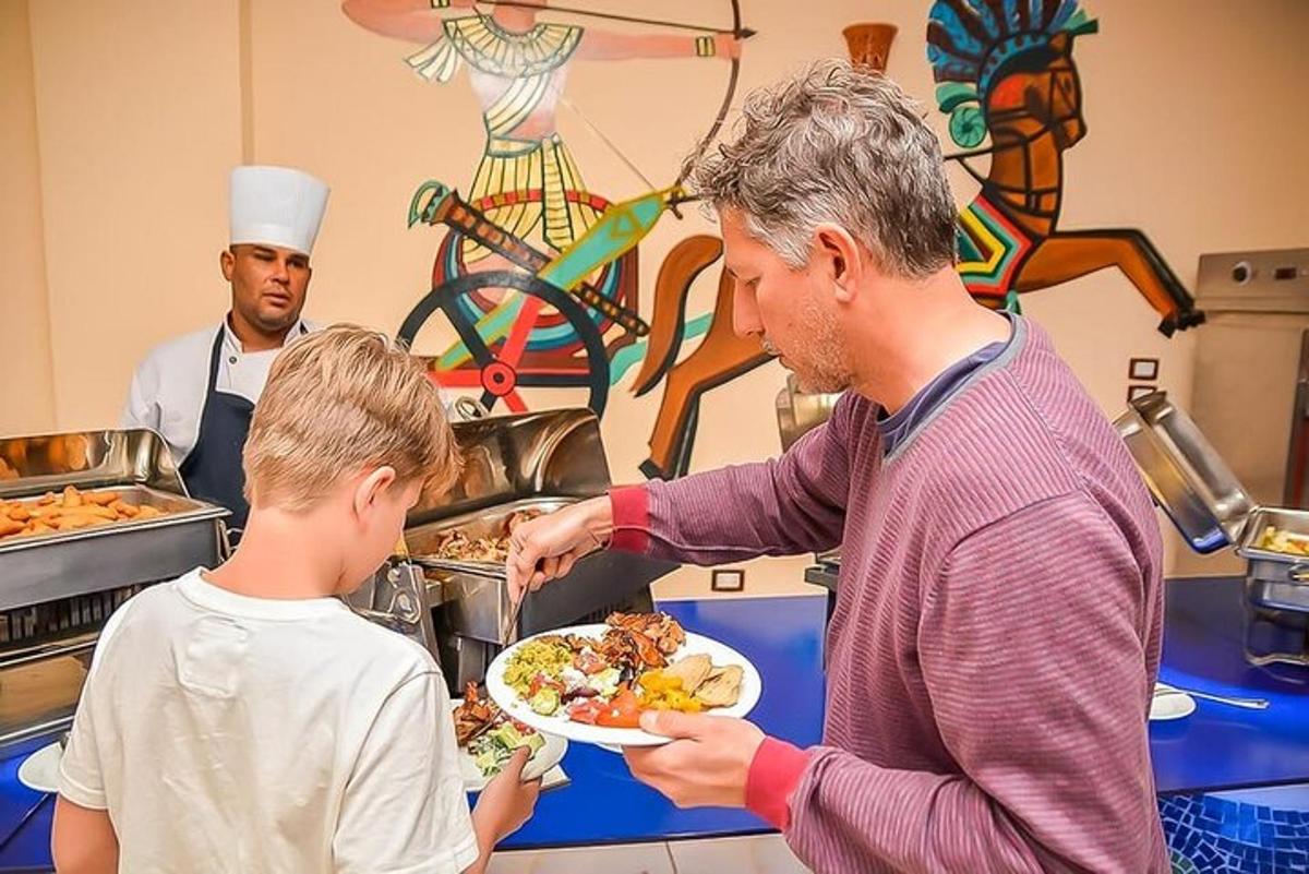mees annab noorele poisile taldriku toitu