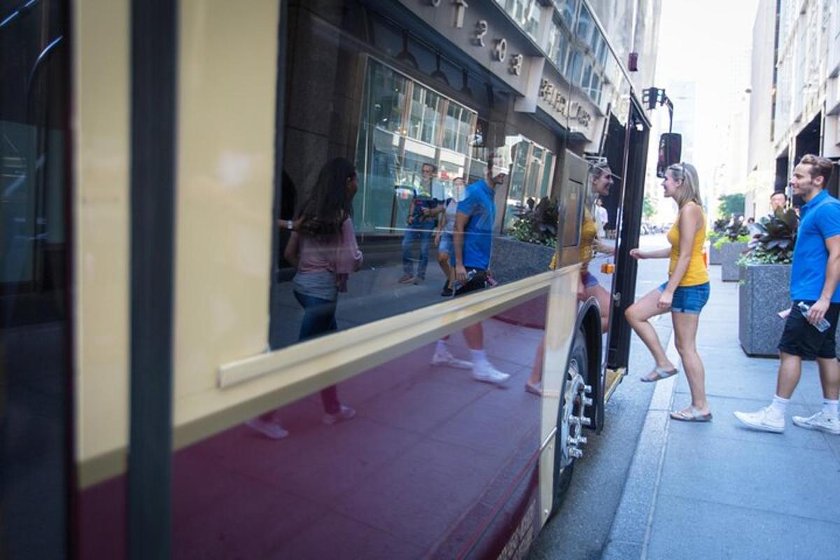 un gruppo di persone in piedi fuori dalla vetrina di un negozio