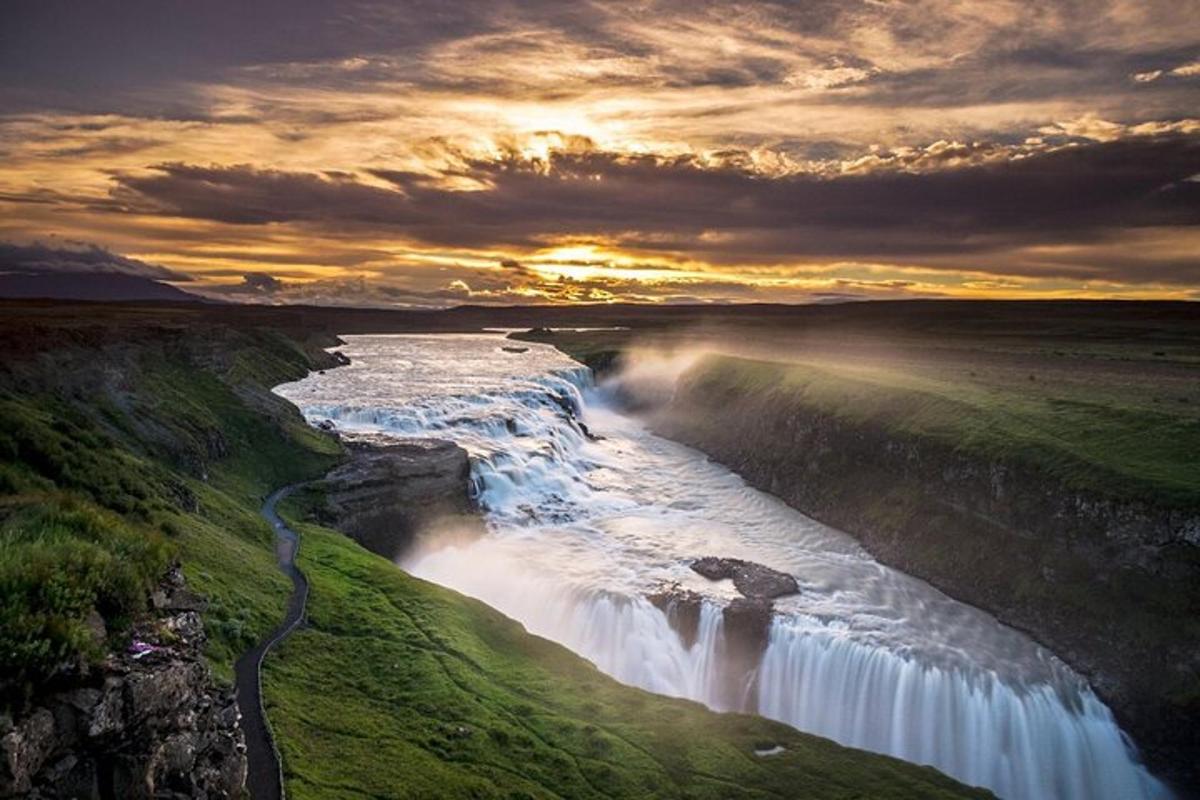 útsýni yfir foss við sólsetur