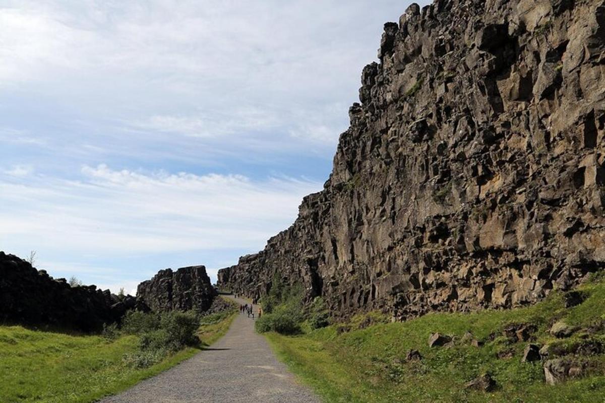 malarvegur við hliðina á grýttu fjalli