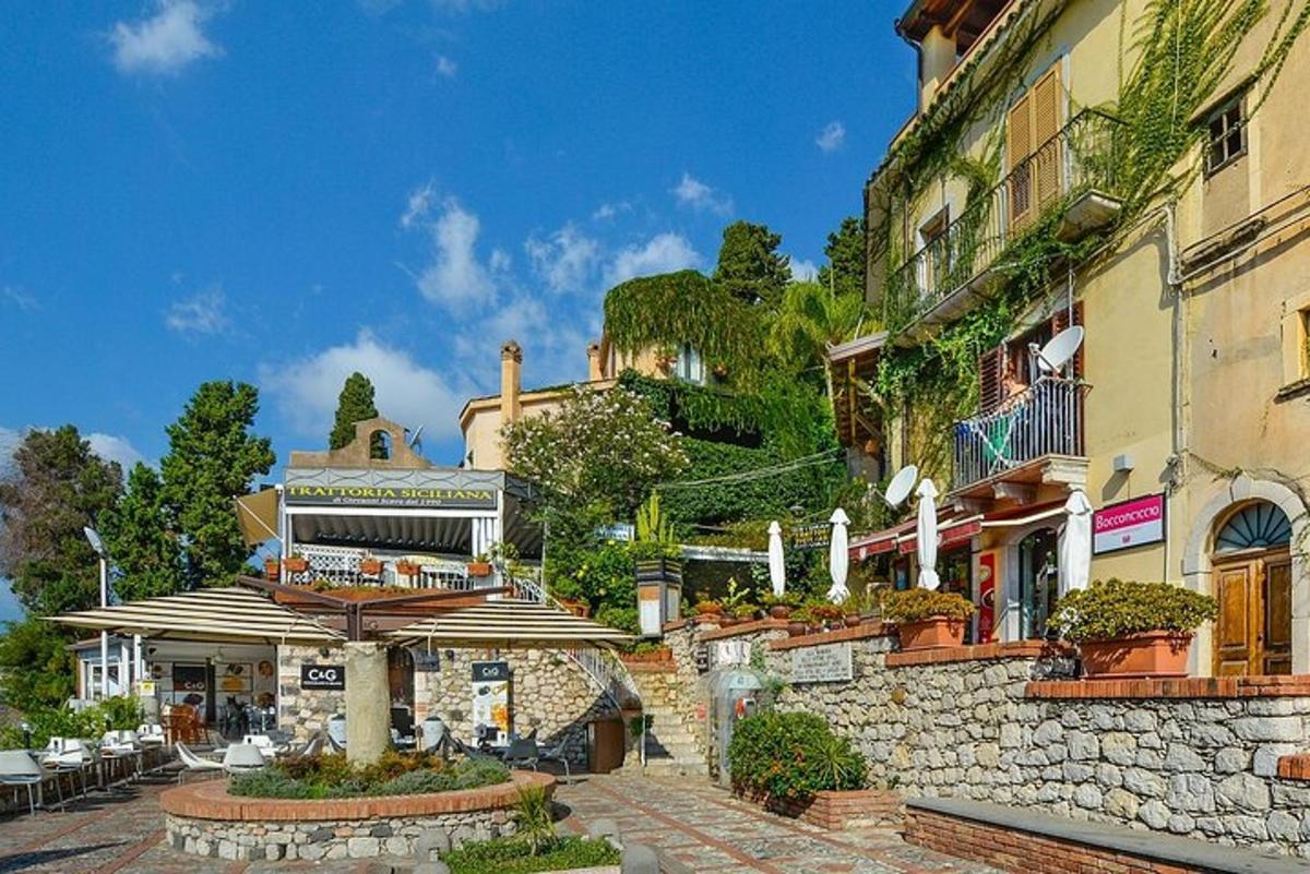un edificio con ombrelloni di fronte a un edificio
