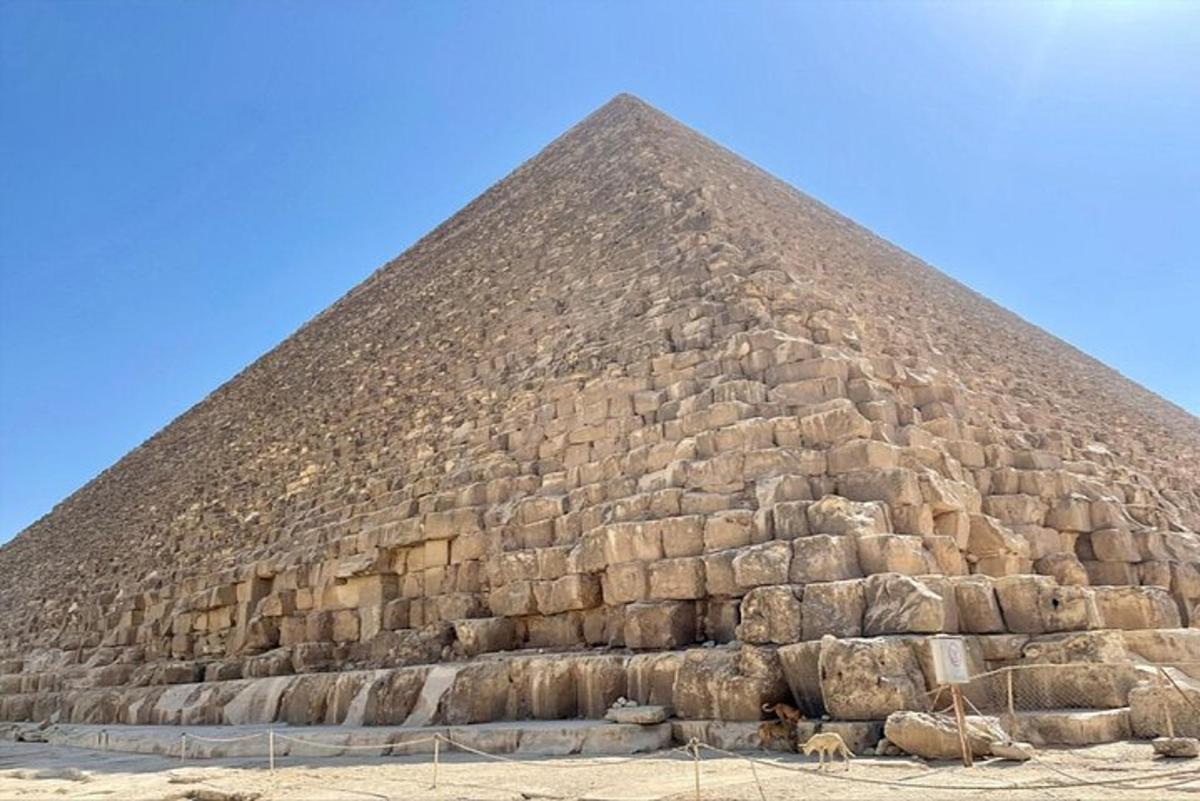una imagen de la pirámide de Giza