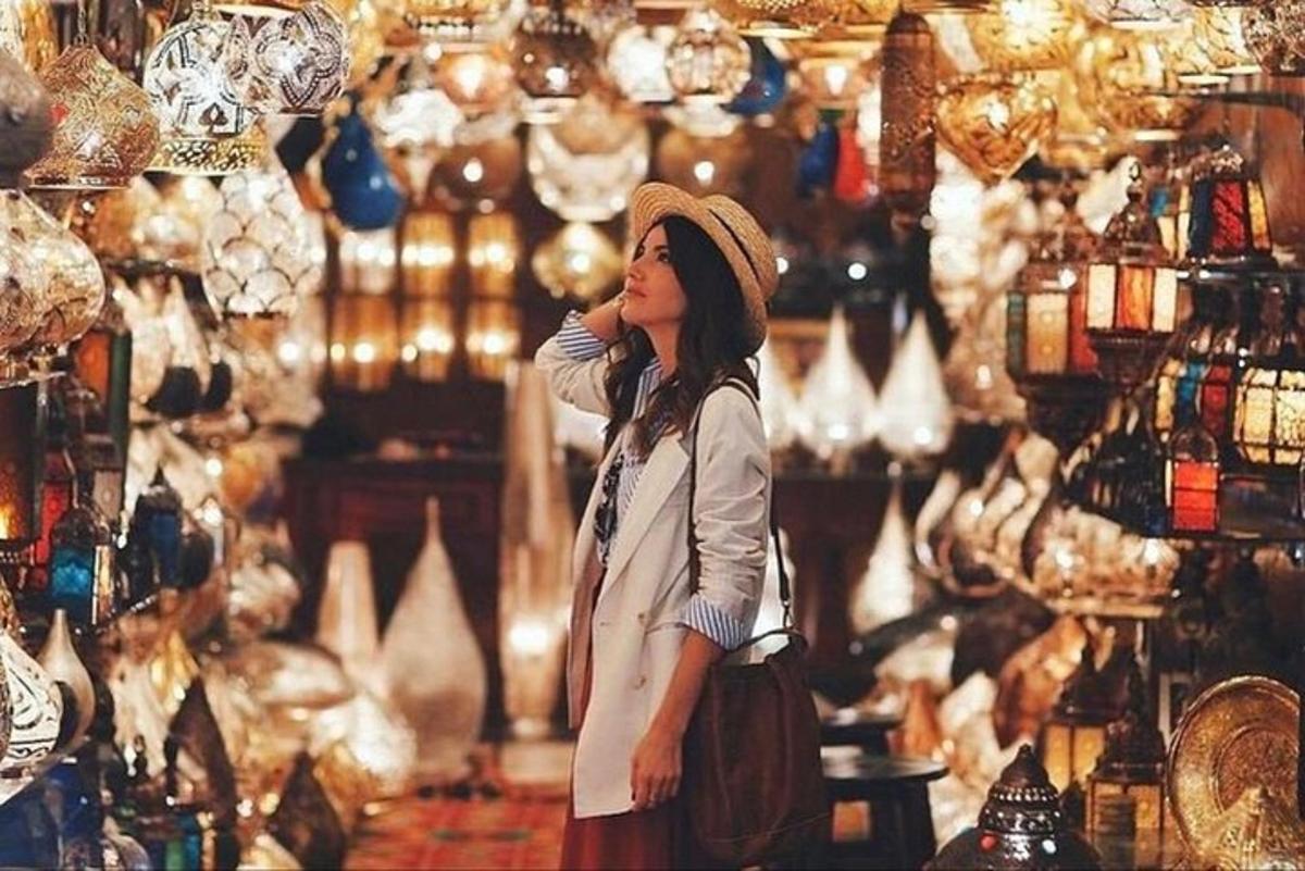 Una mujer parada en una tienda con un sombrero