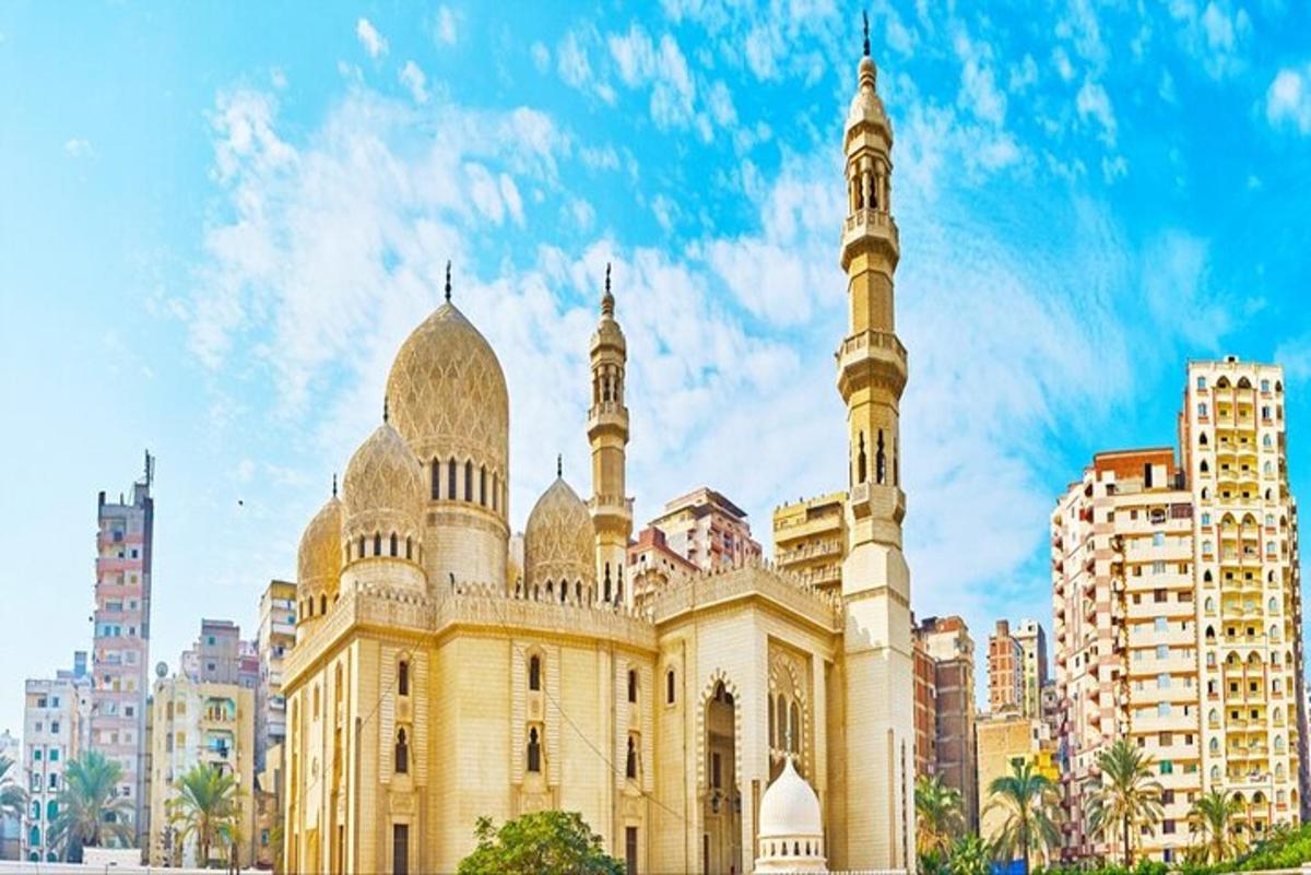 Un edificio con una mezquita en medio de una ciudad.