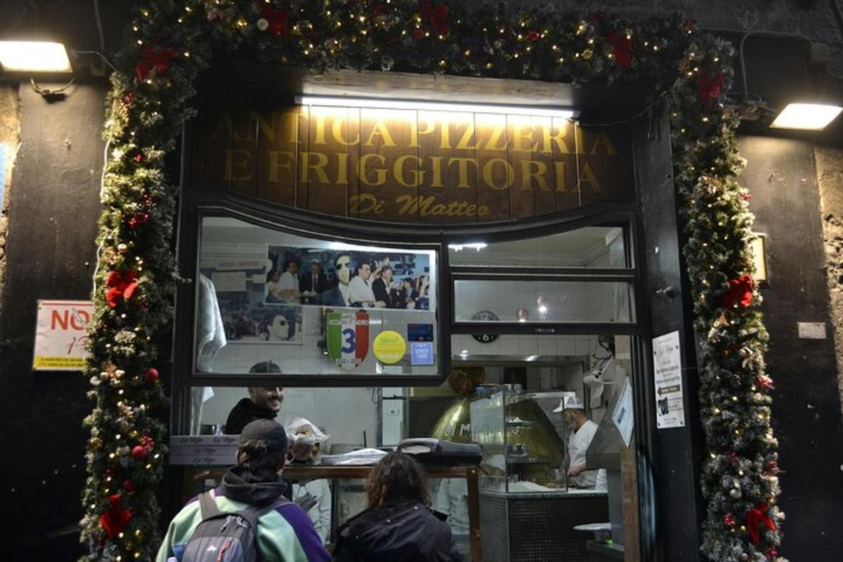 restauracja z wieńcami świątecznymi wokół frontu