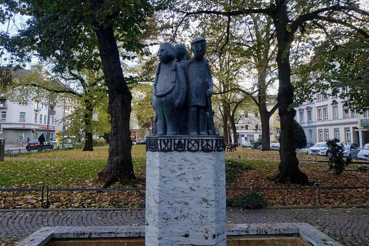 socha dvou lidí v parku