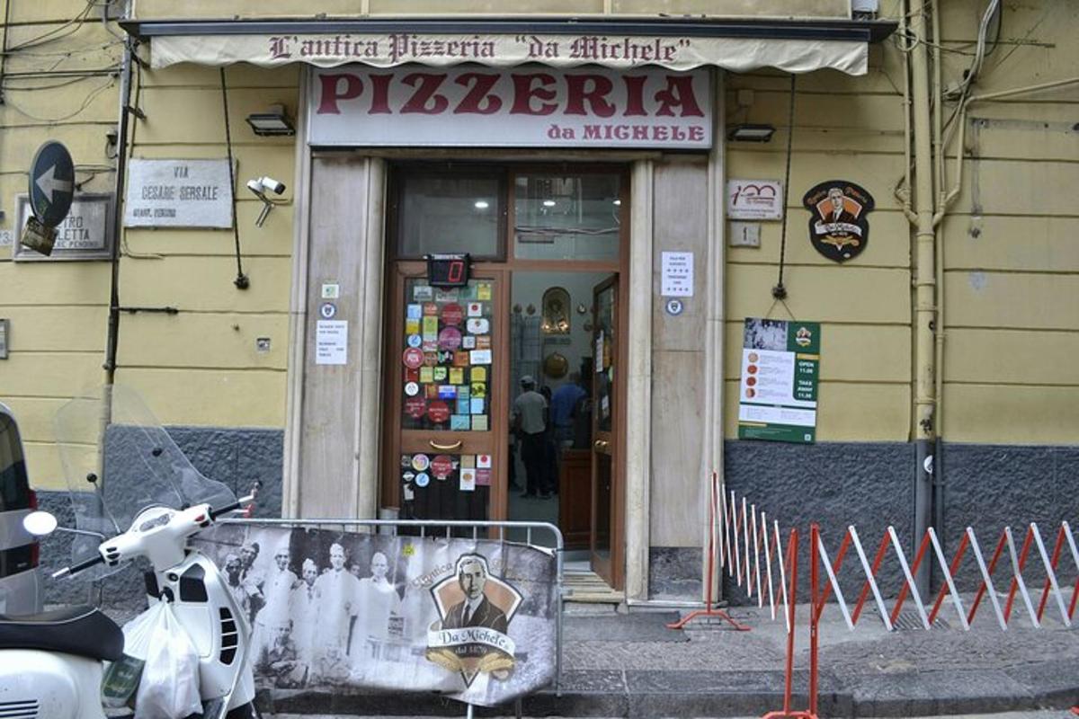 egy pizzéria, előtte egy táblával