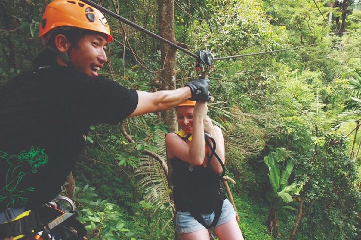 een man op een zipline in de jungle
