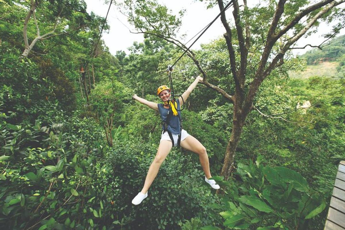 seorang wanita berzip di dalam hutan