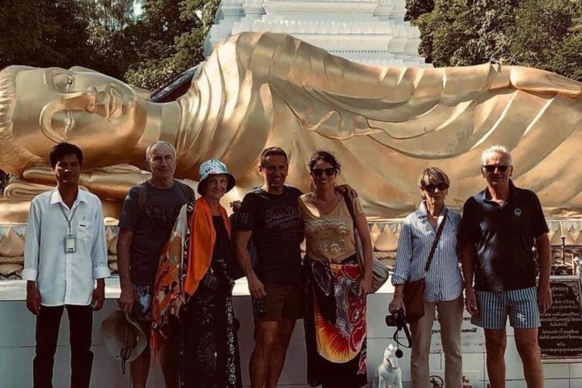 un grup de persones dempeus davant d'una estàtua